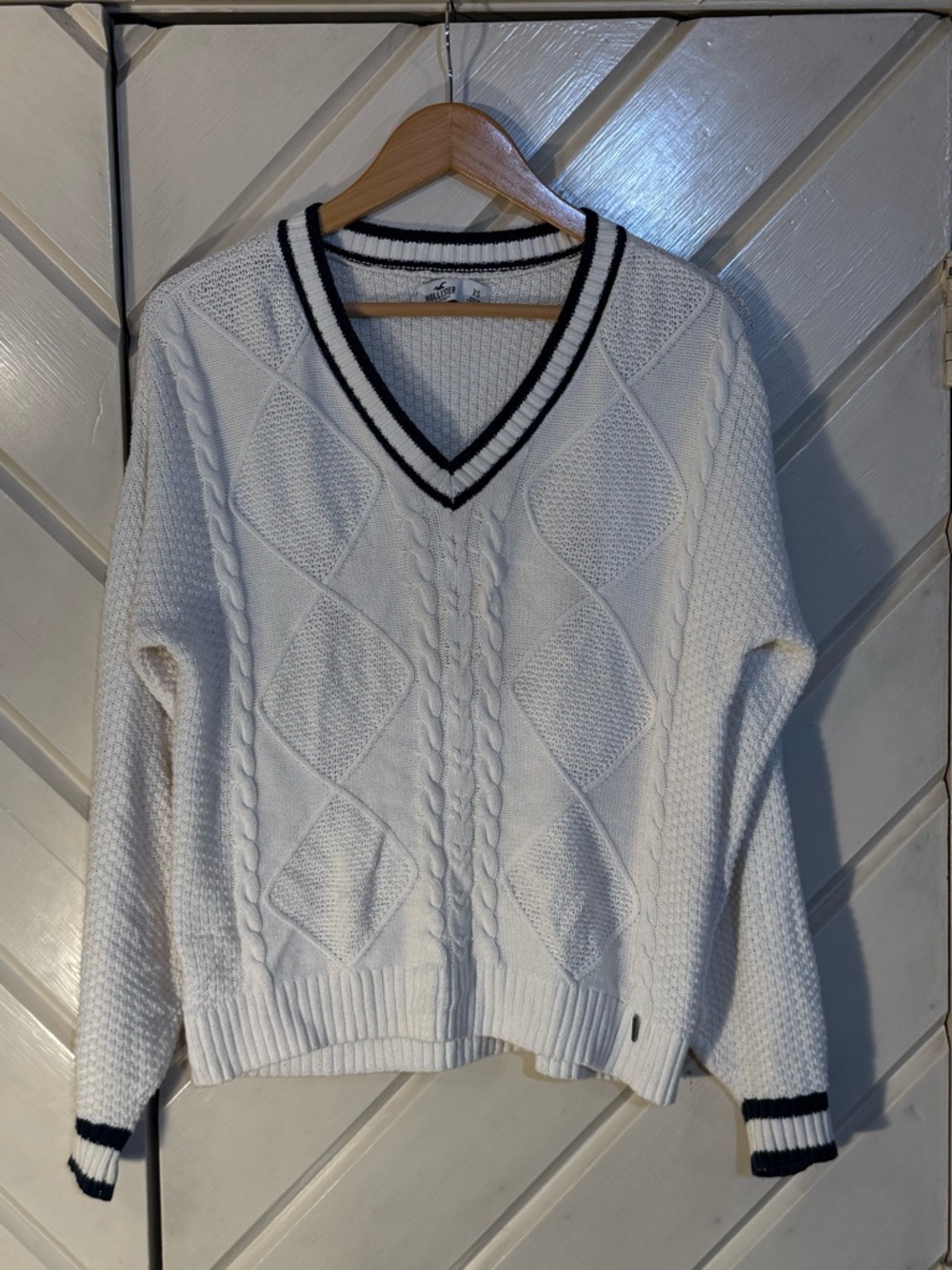 Hollister White V-Neck Cable Knit Sweater with Navy Trim